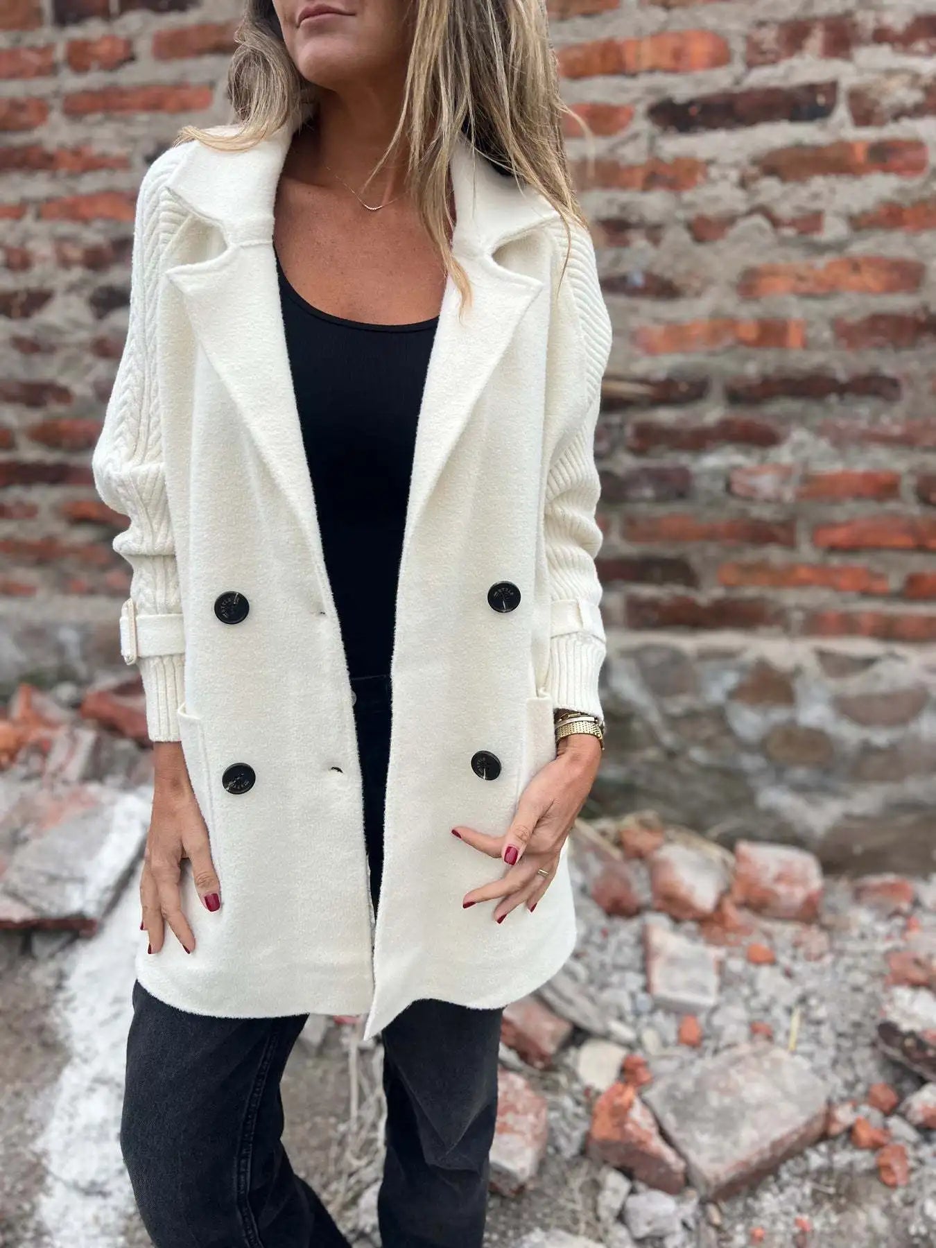 Avelina – Den stilrena dubbelknäppta jackan för höst och vinter