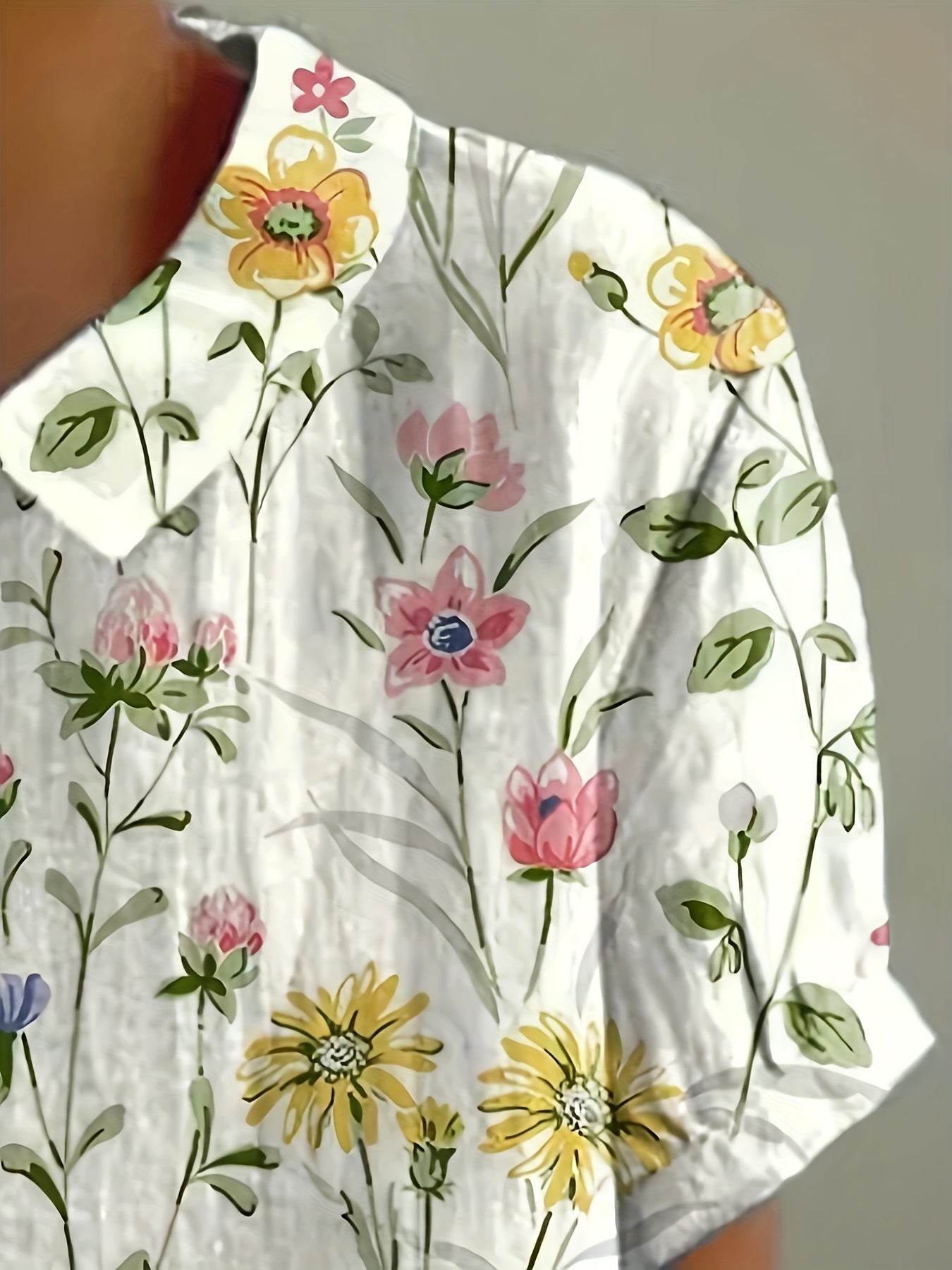 Anisa - Damshirt med vacker blommönster och bekväm passform - Véloria Studios