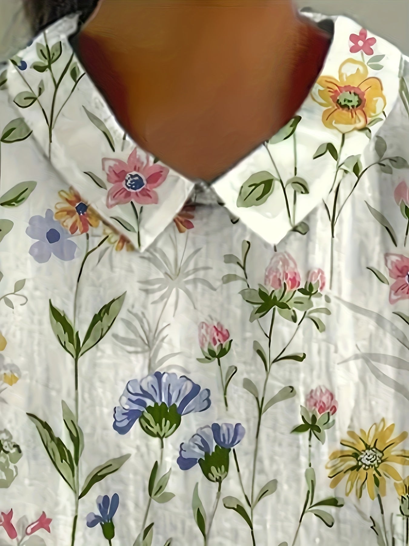 Anisa - Damshirt med vacker blommönster och bekväm passform - Véloria Studios
