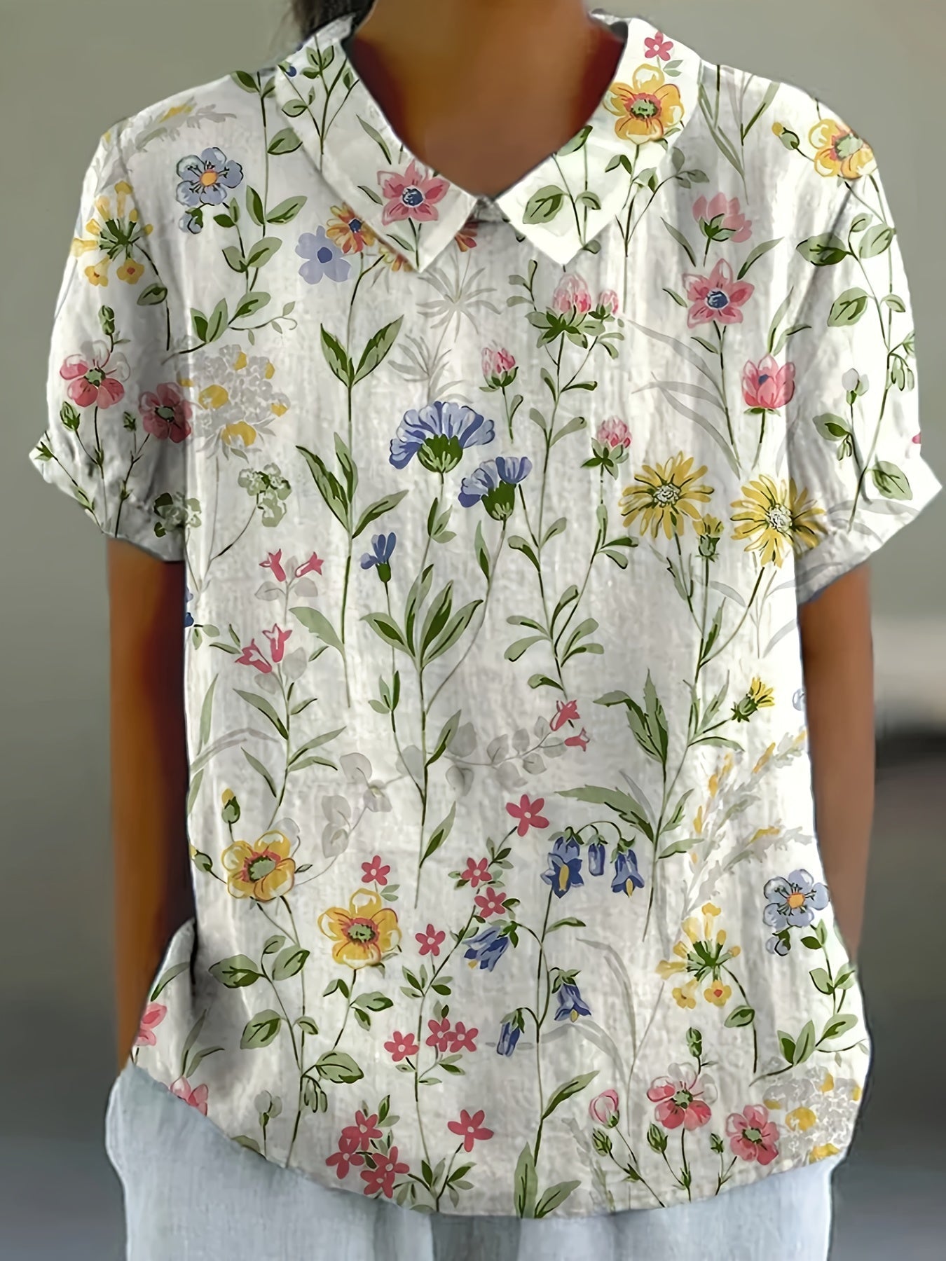 Anisa - Damshirt med vacker blommönster och bekväm passform - Véloria Studios