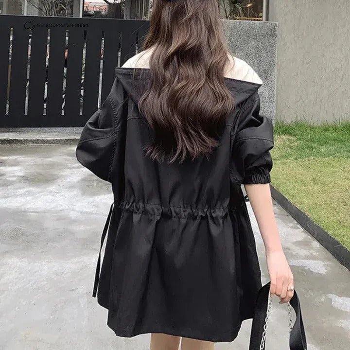 Selina – Trenchcoaten som kombinerar stil och funktion - Véloria Studios